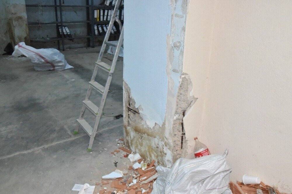 Belediye çalışanları, depremde ağır hasar alan binada ölümden dönmüş! İşte o görüntüler