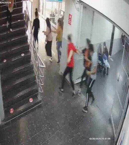 Belediye çalışanları, depremde ağır hasar alan binada ölümden dönmüş! İşte o görüntüler
