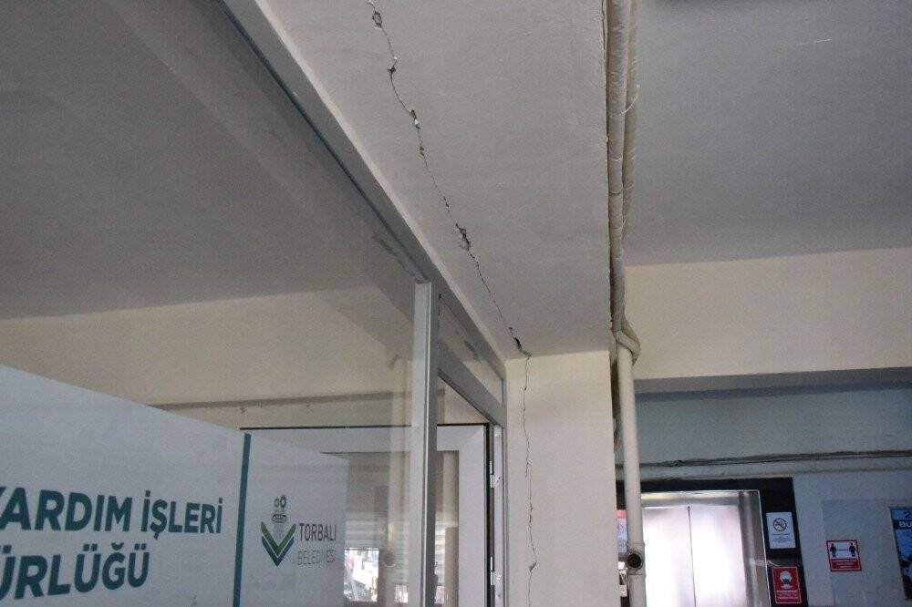Belediye çalışanları, depremde ağır hasar alan binada ölümden dönmüş! İşte o görüntüler