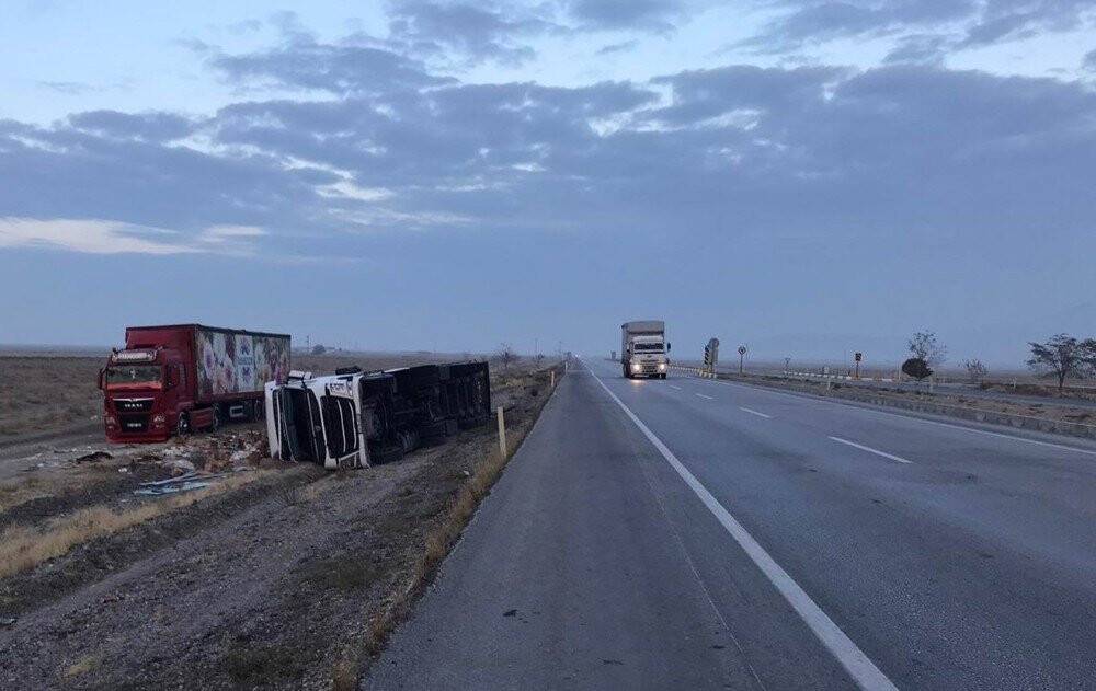 Konya'da kontrolden çıkan tır devrildi: 1 yaralı