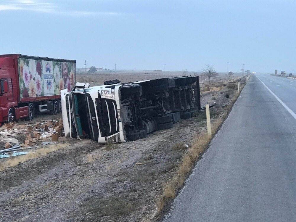 Konya'da kontrolden çıkan tır devrildi: 1 yaralı