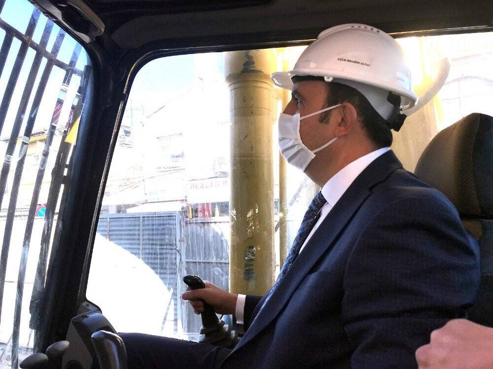 Konya’daki tarihi dönüşümde önemli bir aşama tamamlandı,  Mevlana Çarşısı tamamen yıkıldı