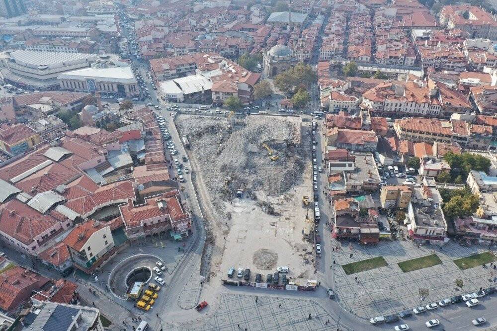 Konya’daki tarihi dönüşümde önemli bir aşama tamamlandı,  Mevlana Çarşısı tamamen yıkıldı