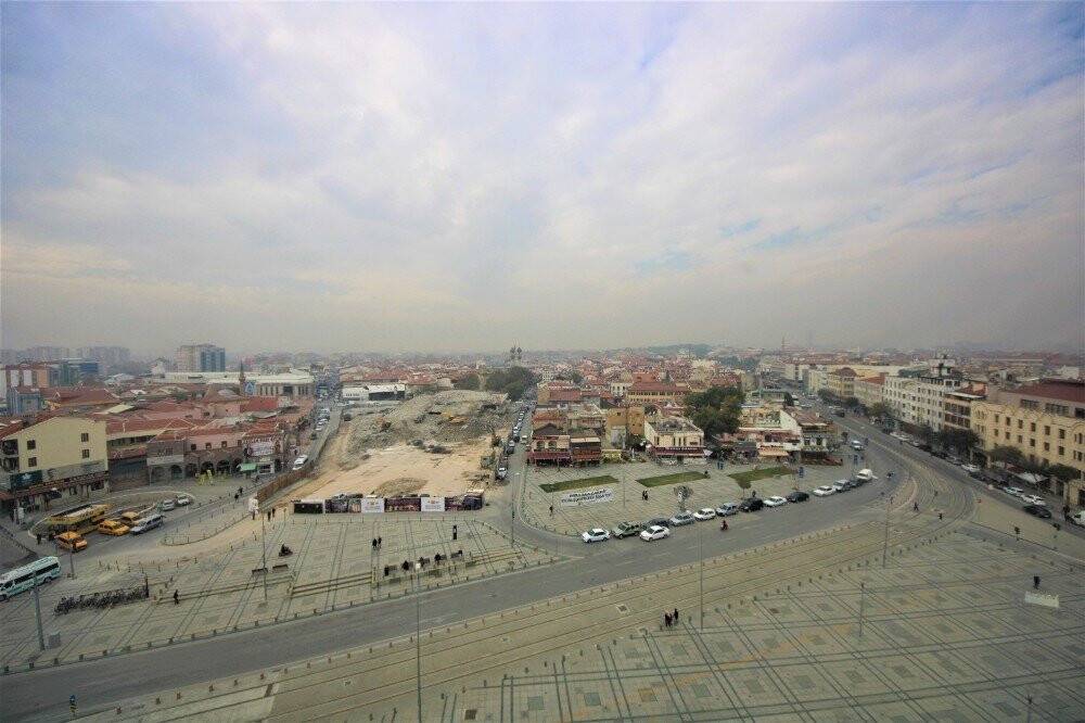 Konya’daki tarihi dönüşümde önemli bir aşama tamamlandı,  Mevlana Çarşısı tamamen yıkıldı