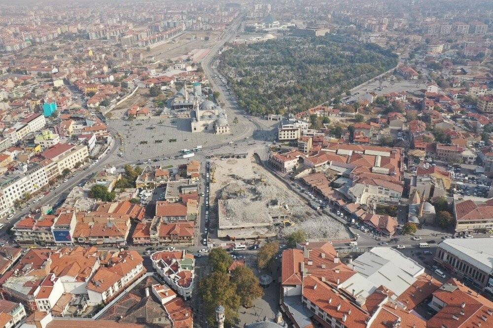Konya’daki tarihi dönüşümde önemli bir aşama tamamlandı,  Mevlana Çarşısı tamamen yıkıldı