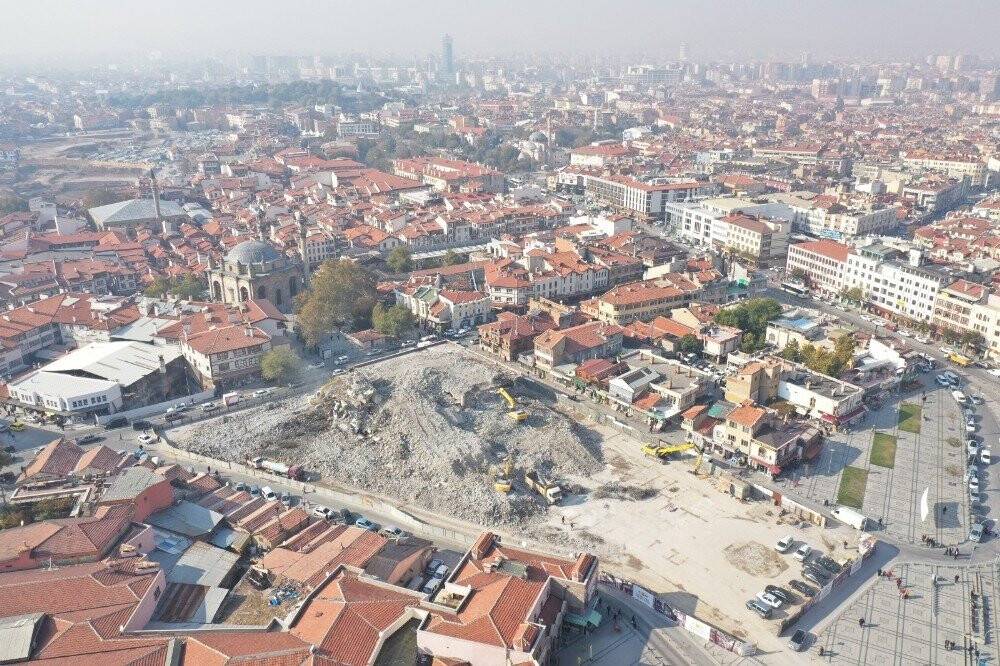 Konya’daki tarihi dönüşümde önemli bir aşama tamamlandı,  Mevlana Çarşısı tamamen yıkıldı