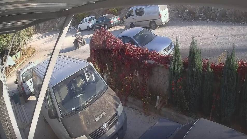 Konya'da ATV’nin park halindeki otomobile çarpma anı kamerada