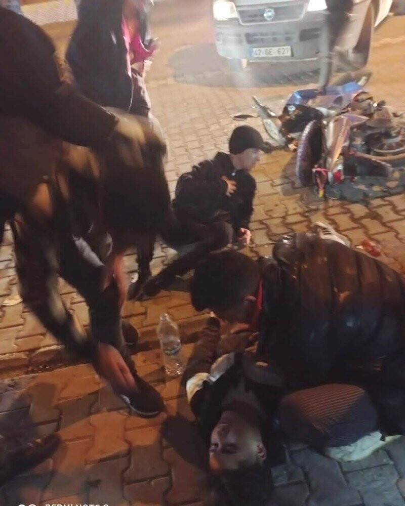 Konya'da kaza! Kamyonet ile motosiklet çarpıştı: 3 yaralı