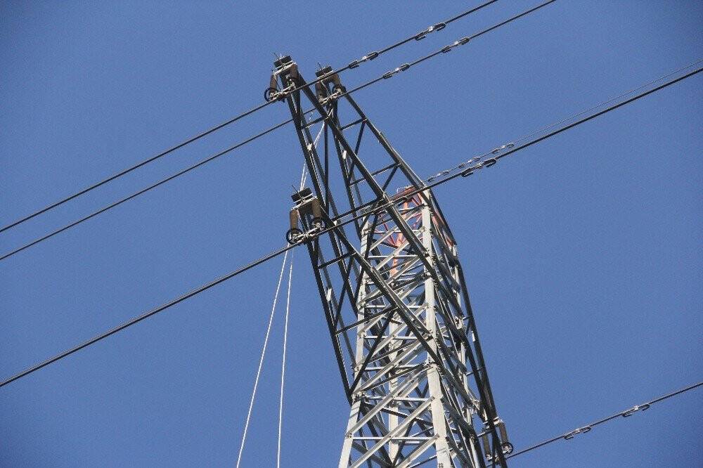 Mezarlıkta yüksek gerilim hattında akıma kapılarak öldü