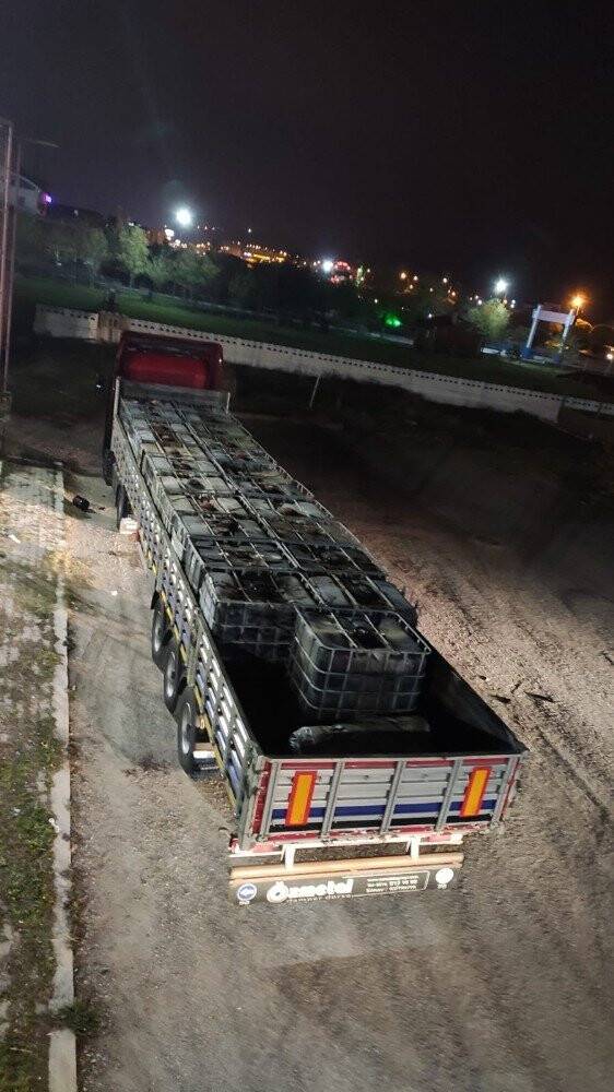 Konya yolunda şüphe üzerine durdurulan tırdan 27 bin litre kaçak akar yakıt ele geçirildi