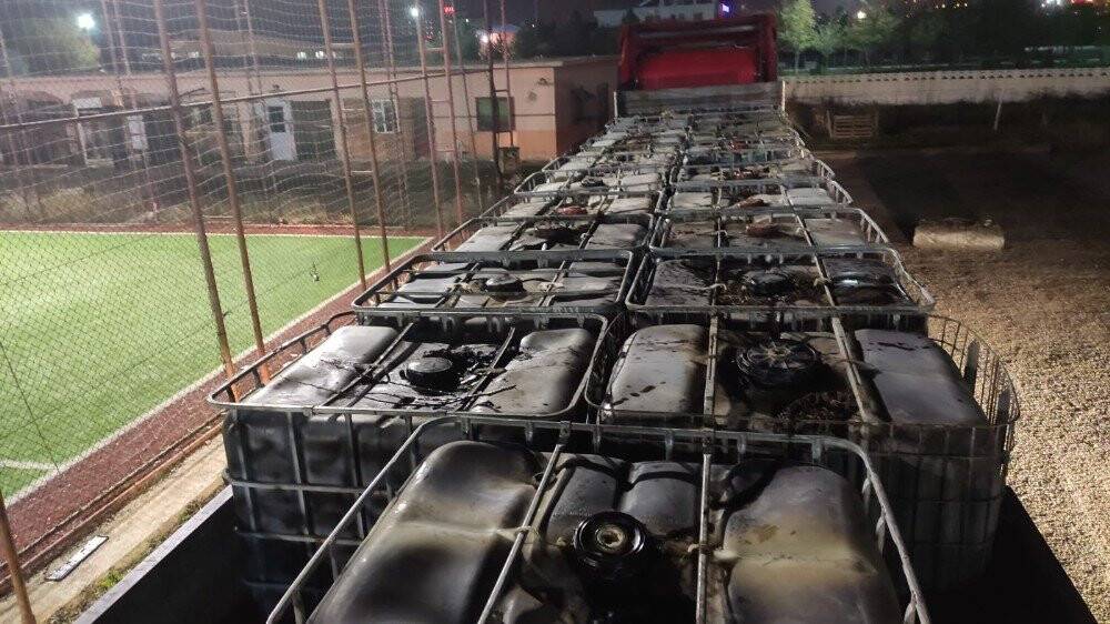 Konya yolunda şüphe üzerine durdurulan tırdan 27 bin litre kaçak akar yakıt ele geçirildi