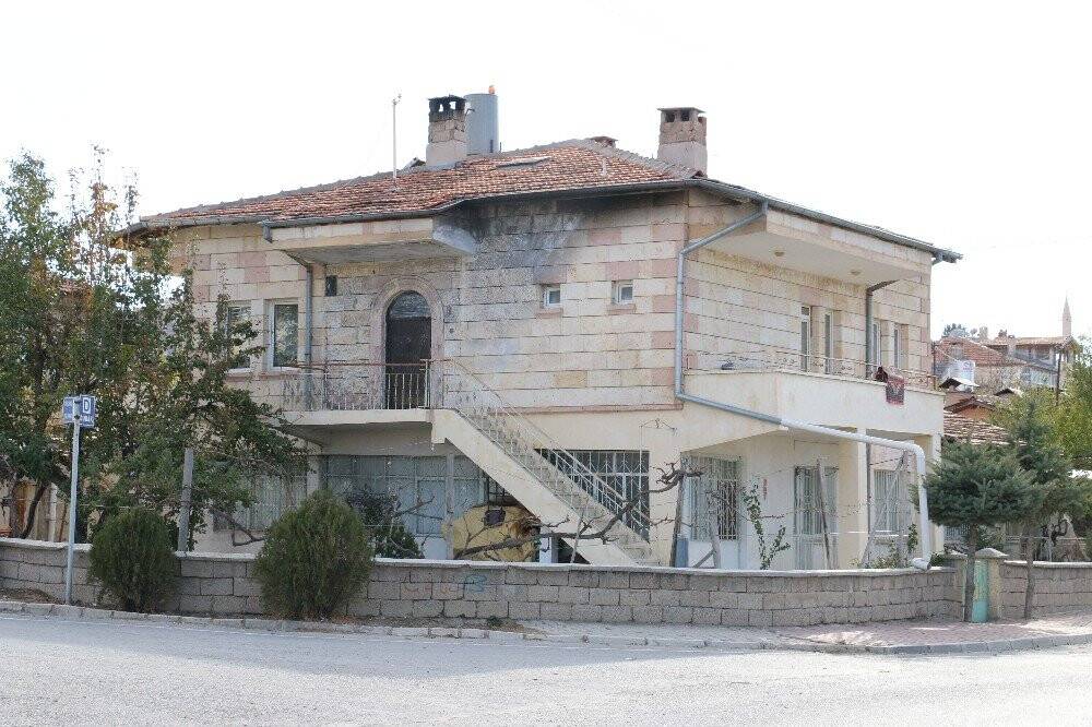 Ayrılmak isteyen eşinin evinin önüne bomba düzeneği kurdu