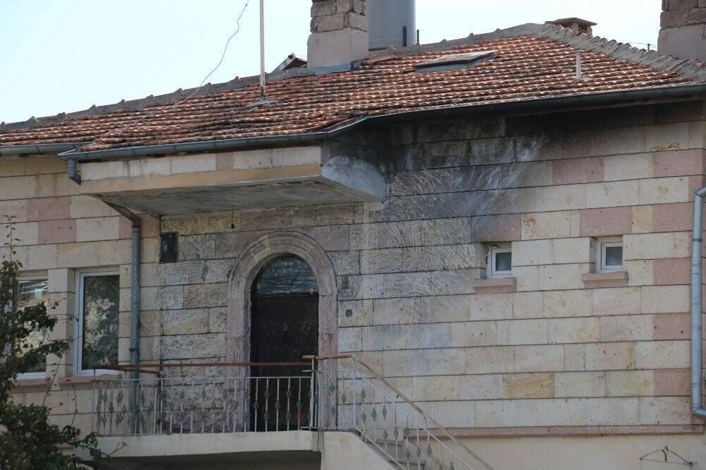 Ayrılmak isteyen eşinin evinin önüne bomba düzeneği kurdu