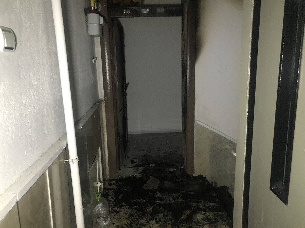 Konya'da boşanmak isteyen eşine sinirlenen şahıs, evin kapısını ateşe verdi
