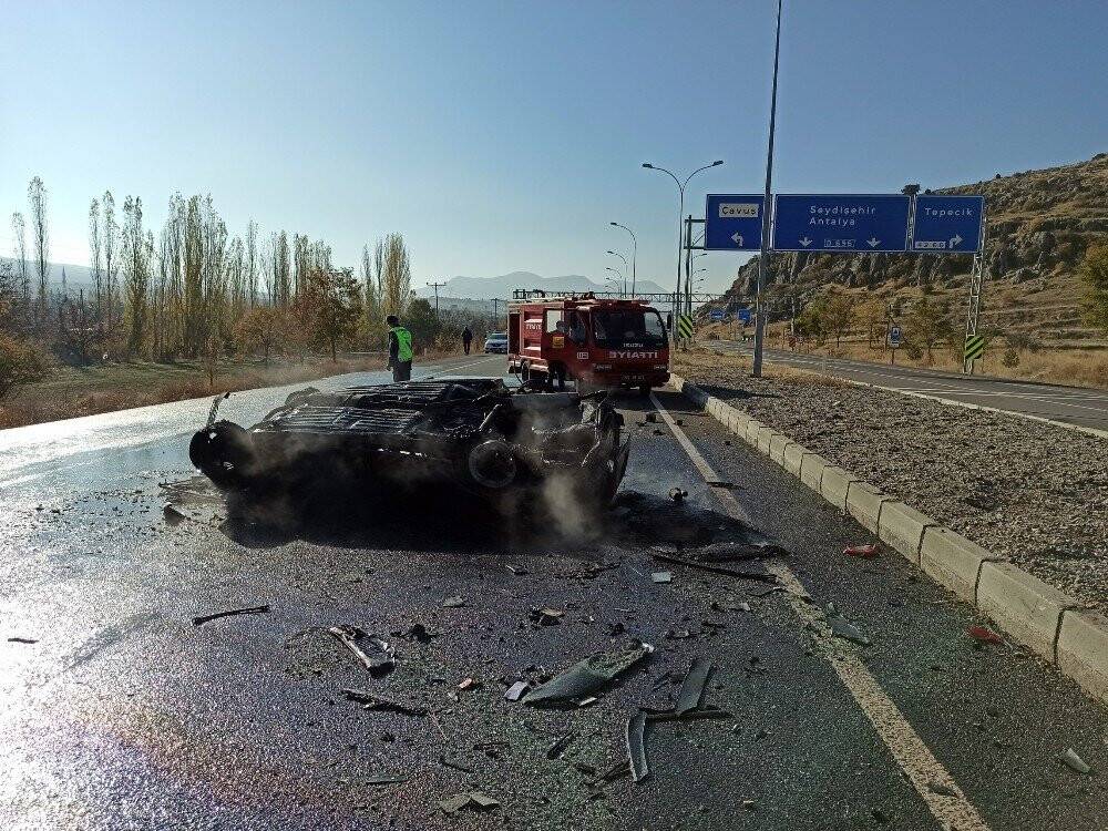 Konya'da devrilen otomobil alev aldı! Sürücü son anda kurtarıldı