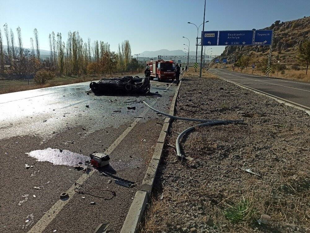 Konya'da devrilen otomobil alev aldı! Sürücü son anda kurtarıldı