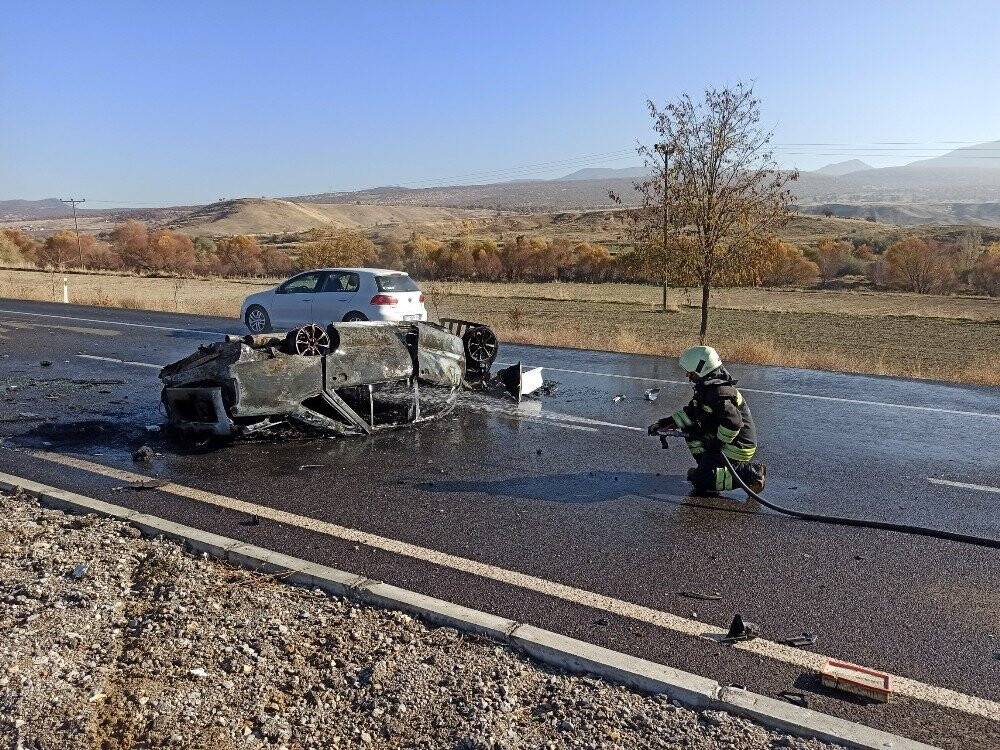 Konya'da devrilen otomobil alev aldı! Sürücü son anda kurtarıldı