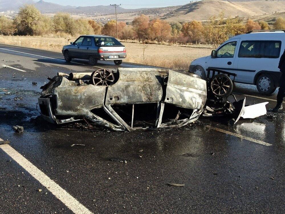 Konya'da devrilen otomobil alev aldı! Sürücü son anda kurtarıldı
