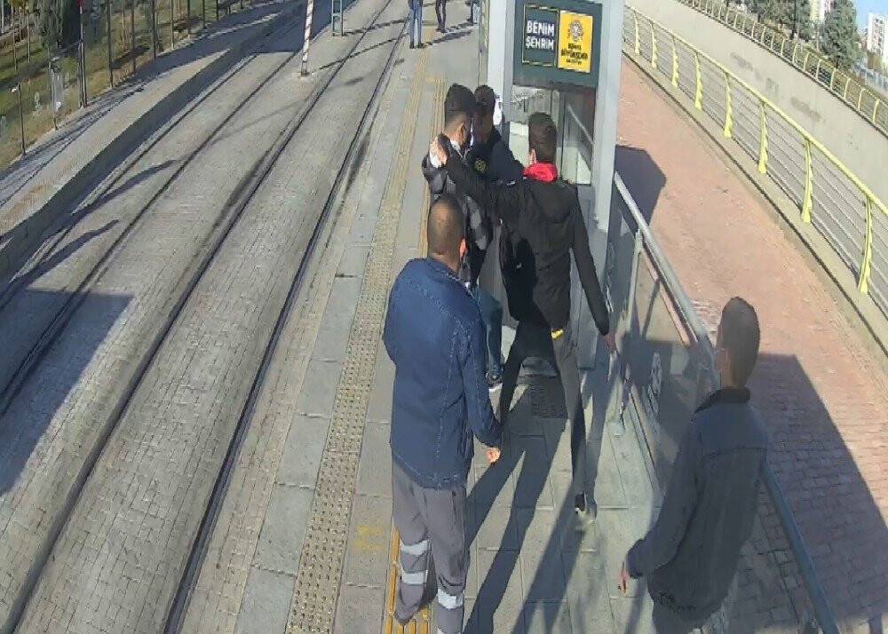 Konya’da tramvay durağı görevlisi sırtından bıçaklandı
