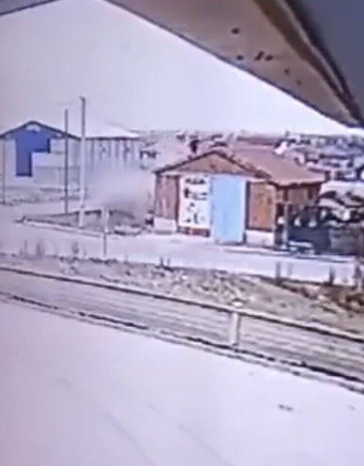 Konya'da kaza! Takla atan aracın sürücüsü evin çatısına böyle  düştü