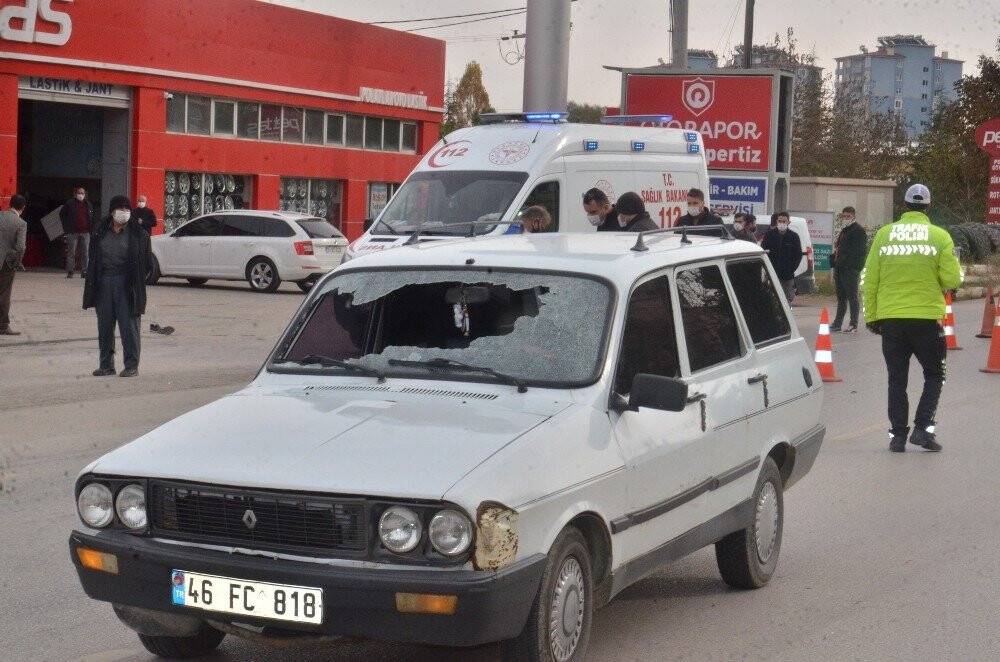Otomobil yayaya böyle çarptı