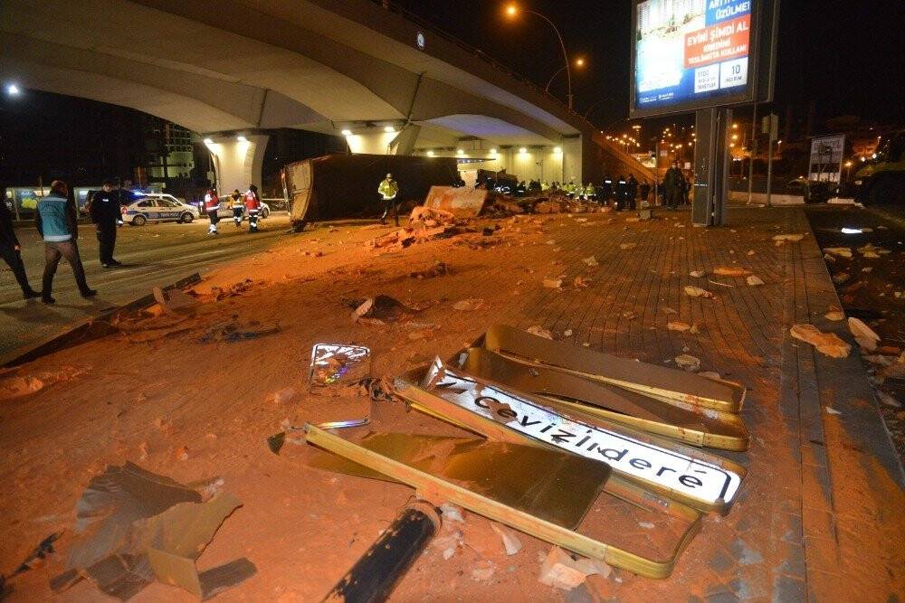 Konya yolunda kaza! Devrilen tırın sürücüsü hayatını kaybetti
