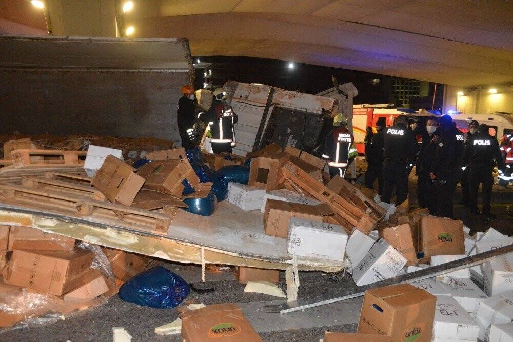 Konya yolunda kaza! Devrilen tırın sürücüsü hayatını kaybetti