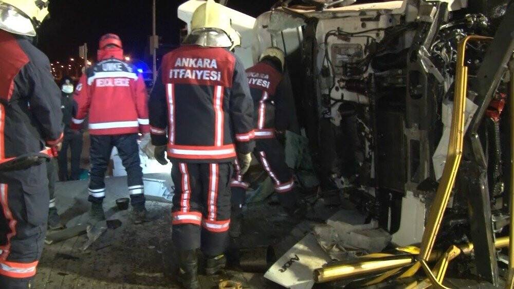 Konya yolunda kaza! Devrilen tırın sürücüsü hayatını kaybetti