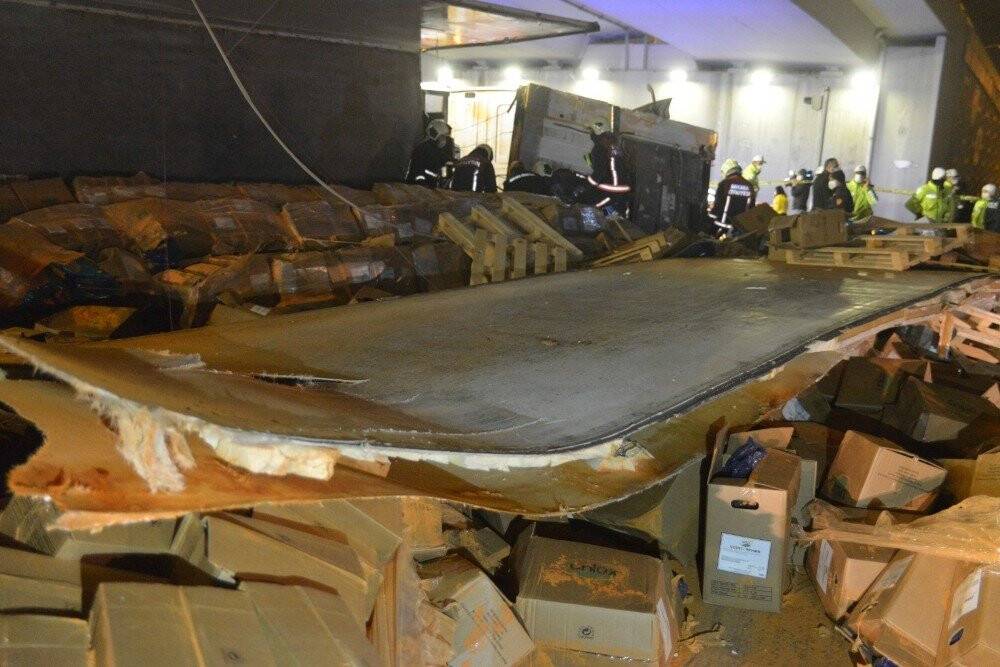 Konya yolunda kaza! Devrilen tırın sürücüsü hayatını kaybetti