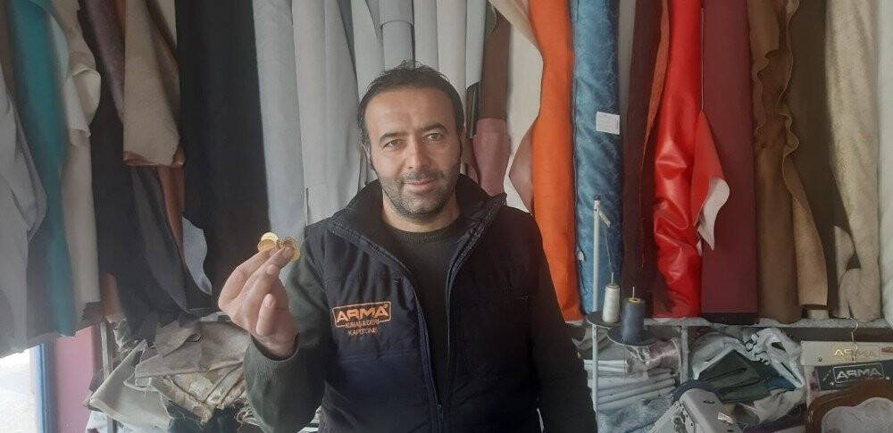 Tamir için bırakılan koltuktan 10 bin TL’lik altın çıktı