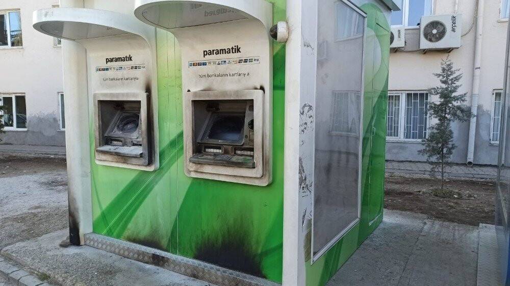 Bankaya sinirlenip ATM’yi yakmak istedi