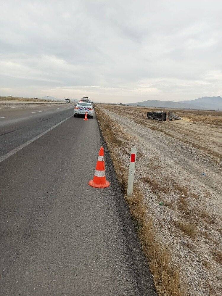 Konya'da buğday yüklü tır şarampole devrildi: 1 yaralı