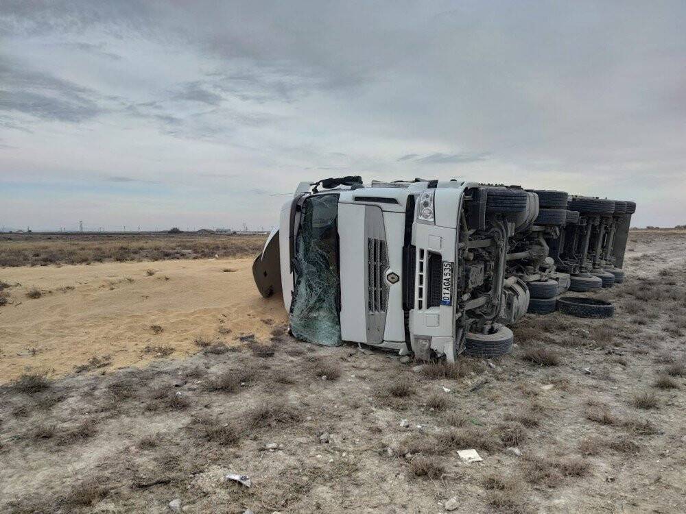 Konya'da buğday yüklü tır şarampole devrildi: 1 yaralı
