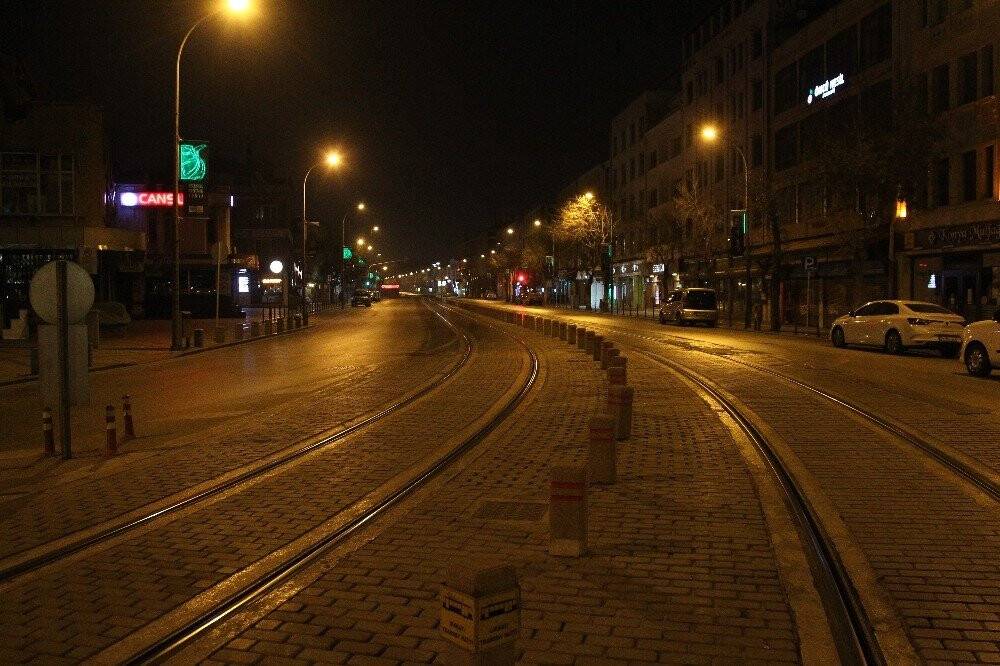 Konya’da cadde meydanlarda sessizlik hakim