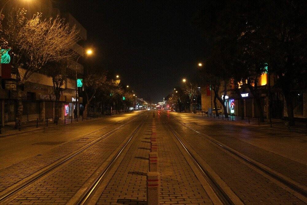 Konya’da cadde meydanlarda sessizlik hakim