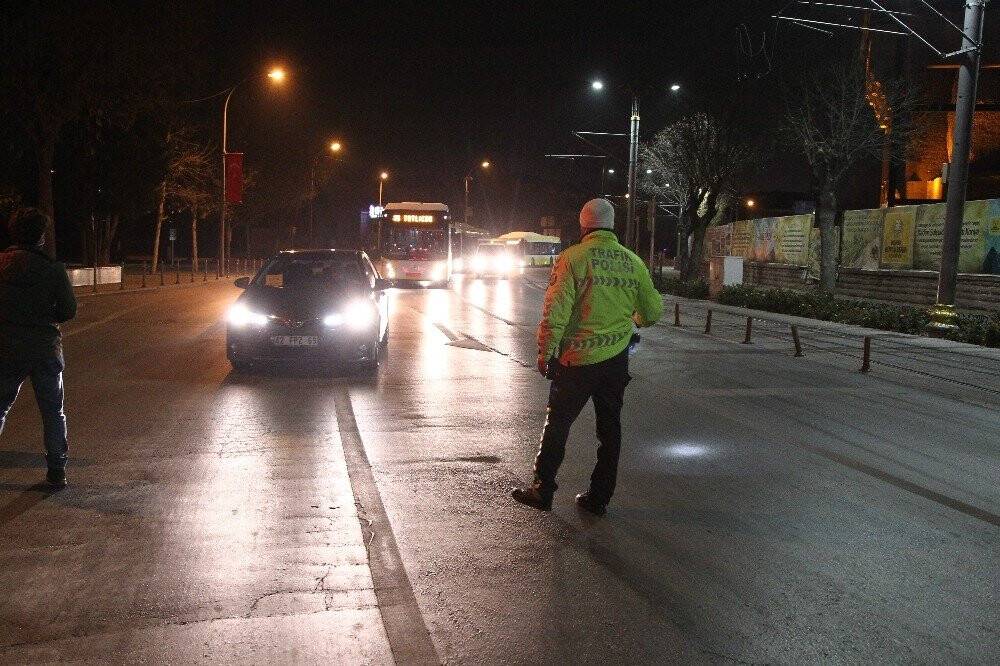 Konya’da cadde meydanlarda sessizlik hakim
