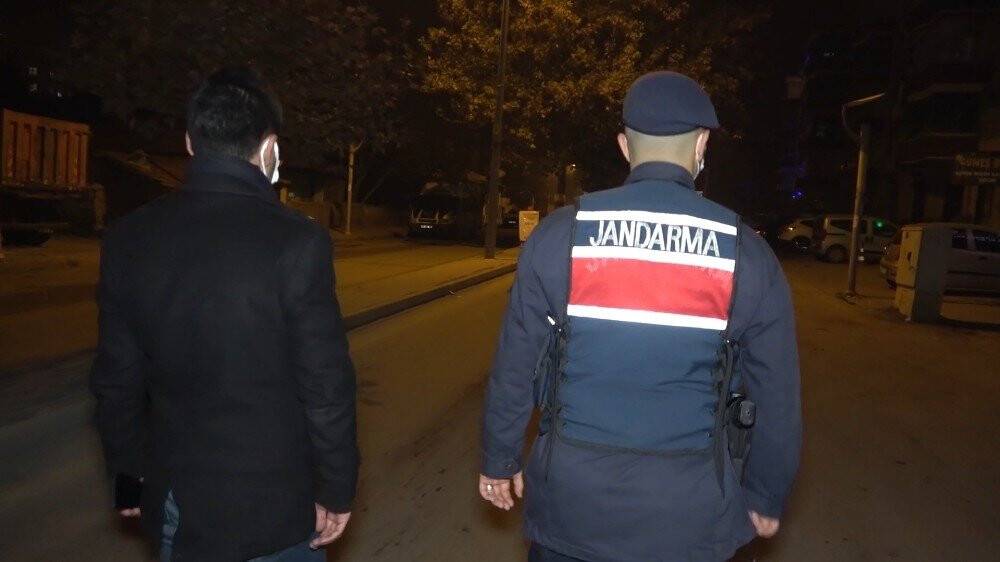 ‘Kimse yok’ diye sokakta sigara içerken ekiplere yakalandı