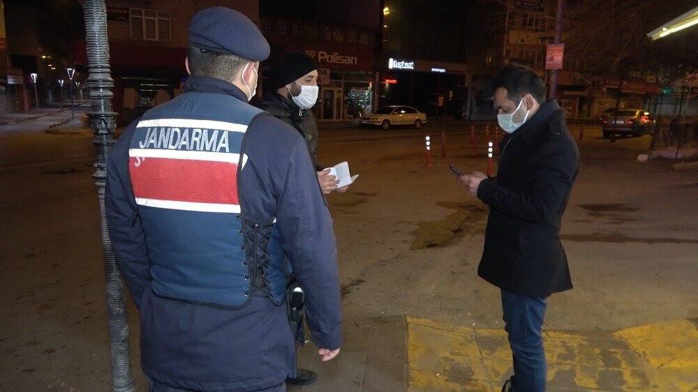 ‘Kimse yok’ diye sokakta sigara içerken ekiplere yakalandı