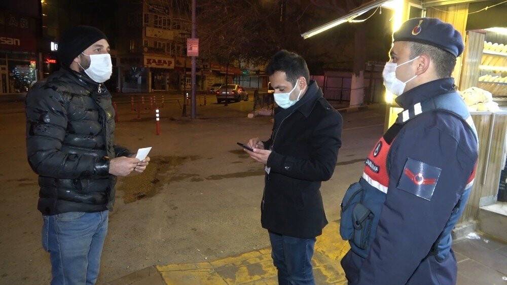 ‘Kimse yok’ diye sokakta sigara içerken ekiplere yakalandı