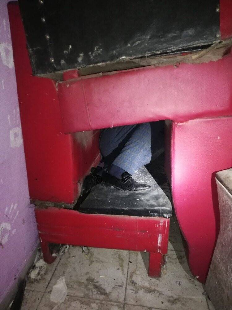 Konya'daki korona denetimlerinde  üst üste konulan koltuklardan oluşan gizli bölmede yakalandılar