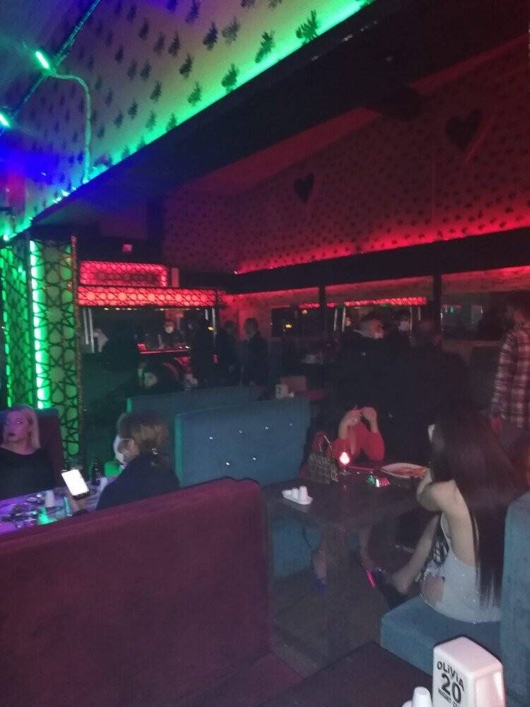 Konya'daki korona denetimlerinde  üst üste konulan koltuklardan oluşan gizli bölmede yakalandılar