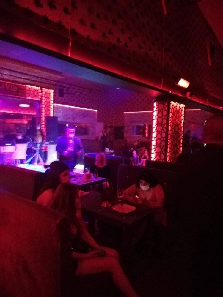 Konya'daki korona denetimlerinde  üst üste konulan koltuklardan oluşan gizli bölmede yakalandılar