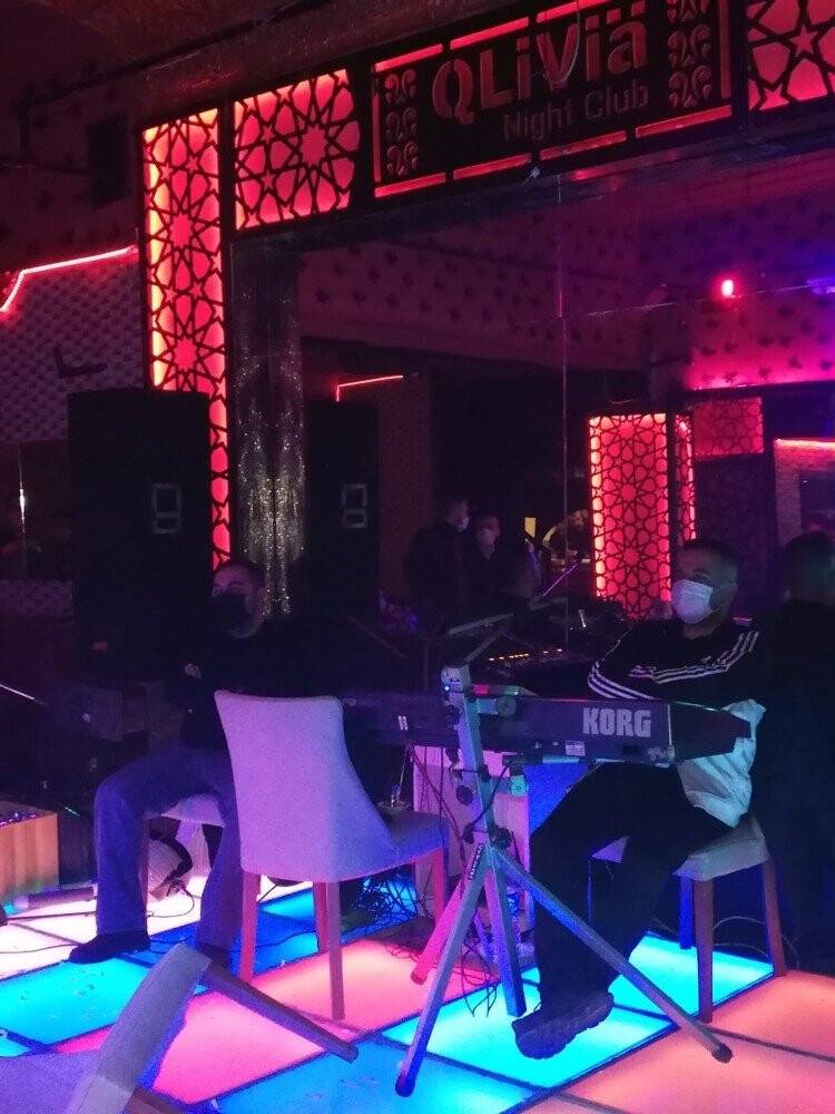 Konya'daki korona denetimlerinde  üst üste konulan koltuklardan oluşan gizli bölmede yakalandılar