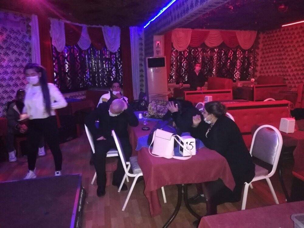Konya'daki korona denetimlerinde  üst üste konulan koltuklardan oluşan gizli bölmede yakalandılar