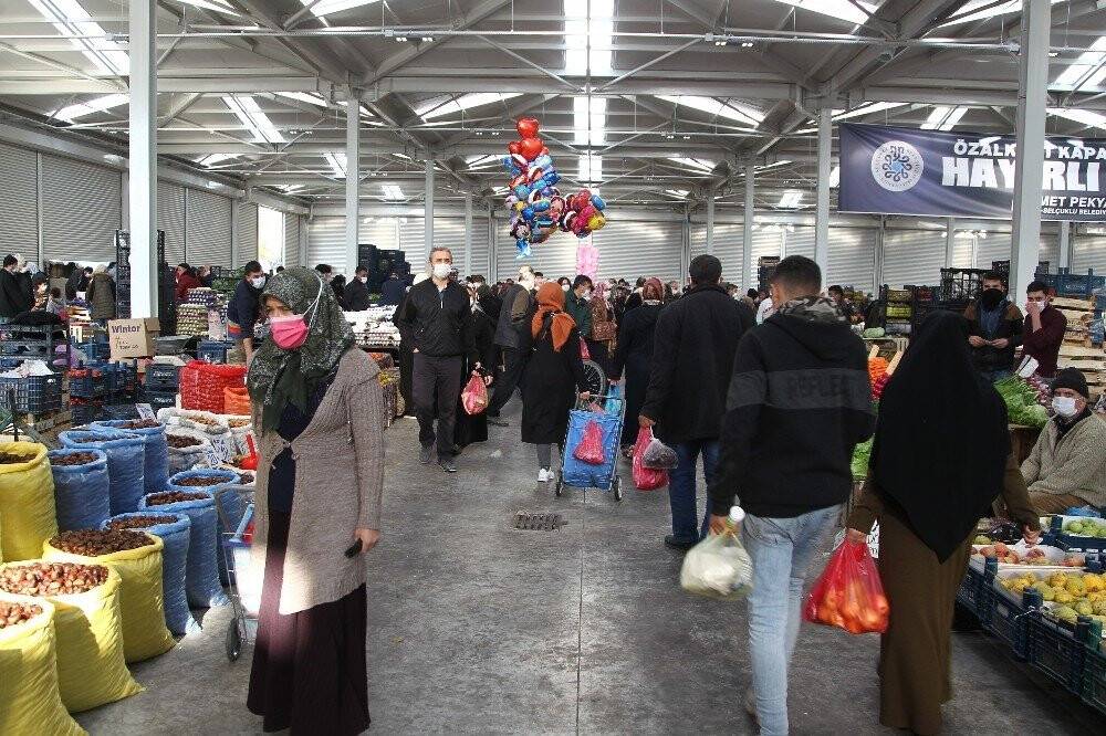 Konya’da sokağa çıkma kısıtlaması öncesi semt pazarlarında yoğunluk
