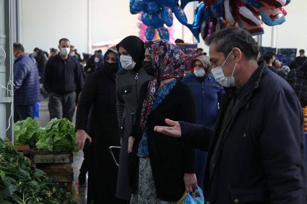 Konya’da sokağa çıkma kısıtlaması öncesi semt pazarlarında yoğunluk
