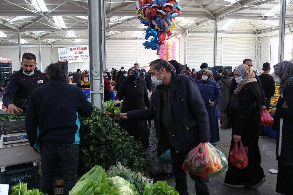 Konya’da sokağa çıkma kısıtlaması öncesi semt pazarlarında yoğunluk
