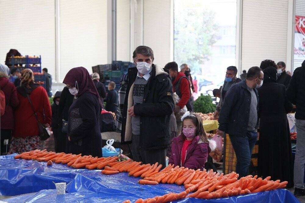 Konya’da sokağa çıkma kısıtlaması öncesi semt pazarlarında yoğunluk