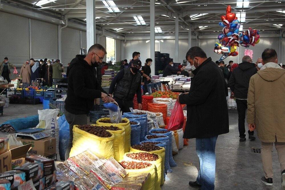 Konya’da sokağa çıkma kısıtlaması öncesi semt pazarlarında yoğunluk