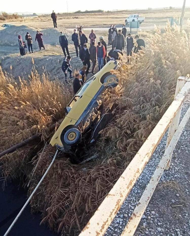 Konya'da kaza! Kontrolden çıkan otomobil kanala düştü